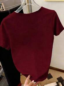 Resyla 女士修身短袖T恤，白色印花图案 - 酒紅色 - 查看 2