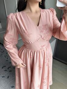 Dazy Plus Đầm dài tay dài, cổ chữ V, thắt eo, thêu hoa, thanh lịch dành cho nữ cỡ lớn, màu hồng, thích hợp cho mùa xuân/hè. - Hồng - Xem 2