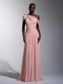 Elitara 这款粉色弹力网纱连衣裙优雅简约，时尚别致，饰有手工金属装饰，采用不对称领口设计，A字裙摆飘逸灵动，并带有褶裥。适合各种正式场合，包括婚礼宾客、约会、派对和伴娘礼服。单肩连衣裙，优雅长款粉色连衣裙，腮红粉色连衣裙，女士粉色礼服，女士正式优雅晚礼服。 - 粉色 - 查看 1