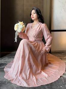 Dazy Plus Đầm dài tay dài, cổ chữ V, thắt eo, thêu hoa, thanh lịch dành cho nữ cỡ lớn, màu hồng, thích hợp cho mùa xuân/hè. - Hồng - Xem 4