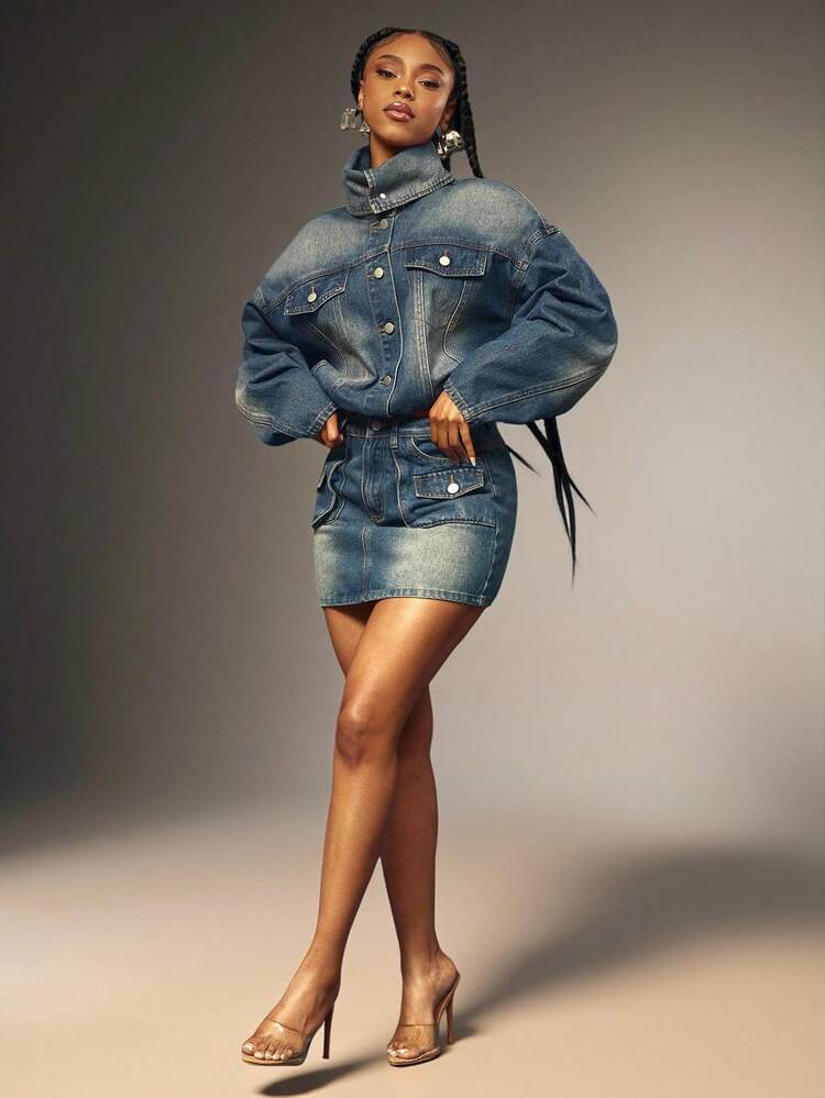 Denimoi Jaqueta Denim Cropped de Gola Alta com Botões na Frente, Mangas Barril e Cintura Franzida - Lavagem Média - Visão 3