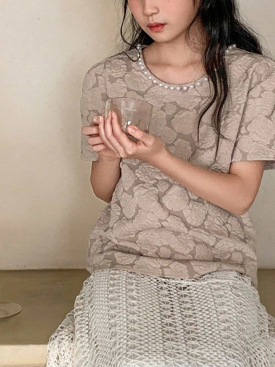 DAZY 少女圆领仿珍珠装饰花卉图案时尚百搭日常短袖上衣 - 卡其色 - 查看 1