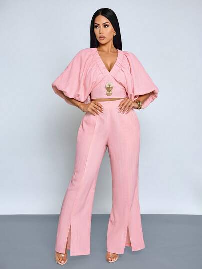 SOLERSUN 女士夏季海滩度假风腮红粉色深V领泡泡袖荷叶边露背金色装饰短款上衣搭配阔腿裤，适合婚礼/早午餐等正式场合；女士休闲荷叶边袖褶皱短袖修身粉色粘胶泡泡袖裤两件套，春夏休闲日常穿着