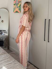 DAZY Retro Print All-Over Pattern Women's Pajama Set, Suitable For Vacation - Apricot - View 2