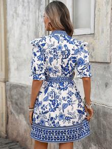 Pariaura 女士复古蓝白瓷纹印花连衣裙，荷叶边下摆，泡泡袖，收腰设计，V领，法式宫廷风短款茶歇裙 - 藍白色 - 查看 2