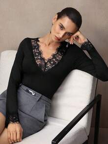 NOVVYNE 深V领蕾丝边性感优雅修身T恤，舒适藏蓝色上衣 - 黑色 - 查看 3