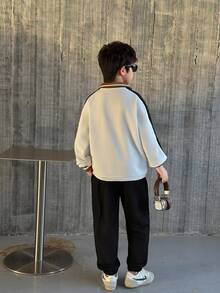 Mirajuku 两件套男童休闲长袖polo衫套装，简约印花设计，搭配束口裤，休闲又不失运动感。适合日常穿着和运动。