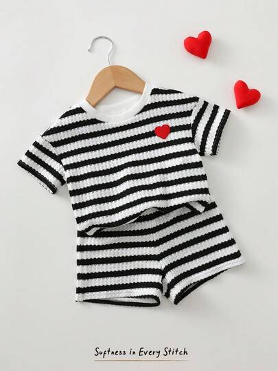 Cozy Pixies 2件套女婴爱心条纹图案圆领短袖上衣和松紧腰短裤套装