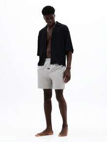 SUMWON 男士宽松版型沙滩短裤，弹性腰带，侧边口袋，夏季沙滩泳裤，及膝休闲泳装 - 灰色 - 查看 4