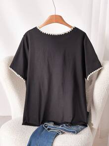 CosyJoli Camiseta Casual de Manga Curta com Gola Redonda e Recorte Contrastante em Formato de Borboleta para Mulheres Plus Size - Preto - Visão 2