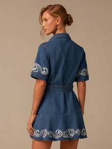COSMINA Denim 女士翻领花卉刺绣系带牛仔连衣裙，时尚百搭，适合约会和外出穿着 - 中等水洗藍 - 查看 2