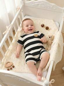 SHEIN Bộ áo liền quần ngắn tay cổ tròn kẻ sọc đen trắng cho bé trai sơ sinh, họa tiết gấu bông, thời trang, giản dị, dễ thương, phong cách mùa hè mới. - Đen và trắng - Xem 3