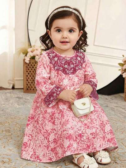 SHEIN 一件女婴可爱百搭休闲碎花图案节日花瓣领前襟钻石蝴蝶结浅紫色宽松连衣裙长袍，舒适休闲百搭，时尚日常穿着，适合生日派对、晚宴、演出、婚礼、洗礼、开幕式等室内外场合，也适合日常穿着、运动、玩耍、聚会、拍照、度假、节日等，适合春、秋、冬季穿着。