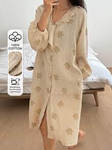 DAZY Áo ngủ nữ dáng rộng, chất liệu chiffon in họa tiết lá phong, cổ bèo nhún. - Màu be - Xem 1