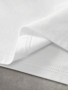 Manfinity EMRG 男士休闲日常通勤时尚街头美元邮票字母印花短袖白色T恤，夏季 - 白色 - 查看 4