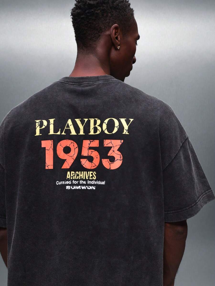 PLAYBOY X SUMWON 宽松版型圆领短袖T恤，背面印有1953年档案图案 - 黑色 - 查看 1