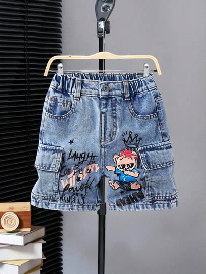 这款幼儿男童复古街头风休闲牛仔短裤，饰有戴墨镜的卡通熊图案，宽松舒适，可搭配简约T恤或亮色衬衫，适合休闲、上学、公园、夏季派对等场合。