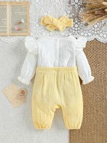 SHEIN Vintaside Kids Bộ áo liền quần dài tay hai lớp màu trắng cho bé gái, cổ bèo nhún, phối màu xanh lá cây với nơ, kèm băng đô rời, phù hợp cho mọi mùa xuân hè đông, đơn giản và dễ thương cho cả mặc trong nhà và ngoài trời. - Màu vàng - Xem 2
