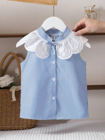 女童蓝色条纹无袖衬衫，简约优雅风格，领口饰有可爱花朵，适合户外活动、上学和聚会等场合。