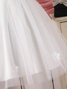 SHEIN 女童春夏3D立体花朵公主裙，适合女孩出席婚礼、生日、派对、舞台表演、正式场合等。白色公主裙饰有3D立体花朵，甜美公主风，无袖设计清新优雅。裙身缀满手工3D花瓣，多层裙摆，质感精致。 - 白色 - 查看 4