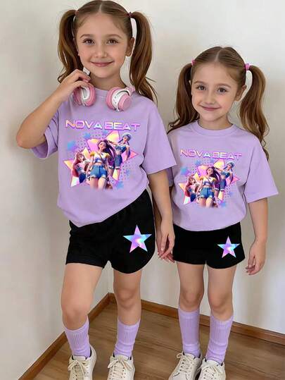 两件套少女时尚彩色星星和 NOVA BEAT 字母印花圆领短袖T恤上衣搭配黑色星星印花短裤，适合夏季外出穿着