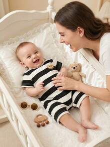 SHEIN Bộ áo liền quần ngắn tay cổ tròn kẻ sọc đen trắng cho bé trai sơ sinh, họa tiết gấu bông, thời trang, giản dị, dễ thương, phong cách mùa hè mới. - Đen và trắng - Xem 8