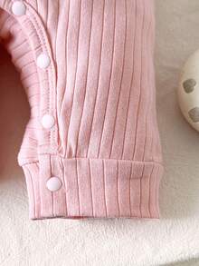 SHEIN Bộ áo liền quần tay ngắn cổ bẻ màu trơn in chữ tiếng Anh, thoải mái cho bé sơ sinh, kèm mũ, thích hợp cho chơi ngoài trời hoặc ở nhà, bộ đồ mùa hè đa năng. - Hồng - Xem 7