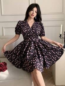 Celisse Vestido corto de mujer con cuello en V cruzado y mangas cortas con estampado total - Negro - Ver 3