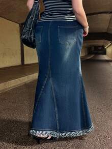 ROMWE Váy ngắn denim ôm sát người kiểu hippie cổ điển dành cho nữ cỡ lớn, có tua rua ở gấu váy và cạp chun. - Màu xanh lam - Xem 2