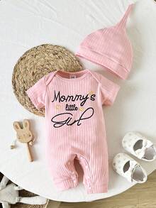 SHEIN Bộ áo liền quần tay ngắn cổ bẻ màu trơn in chữ tiếng Anh, thoải mái cho bé sơ sinh, kèm mũ, thích hợp cho chơi ngoài trời hoặc ở nhà, bộ đồ mùa hè đa năng. - Hồng - Xem 6