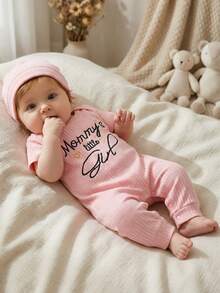 SHEIN Bộ áo liền quần tay ngắn cổ bẻ màu trơn in chữ tiếng Anh, thoải mái cho bé sơ sinh, kèm mũ, thích hợp cho chơi ngoài trời hoặc ở nhà, bộ đồ mùa hè đa năng. - Hồng - Xem 3