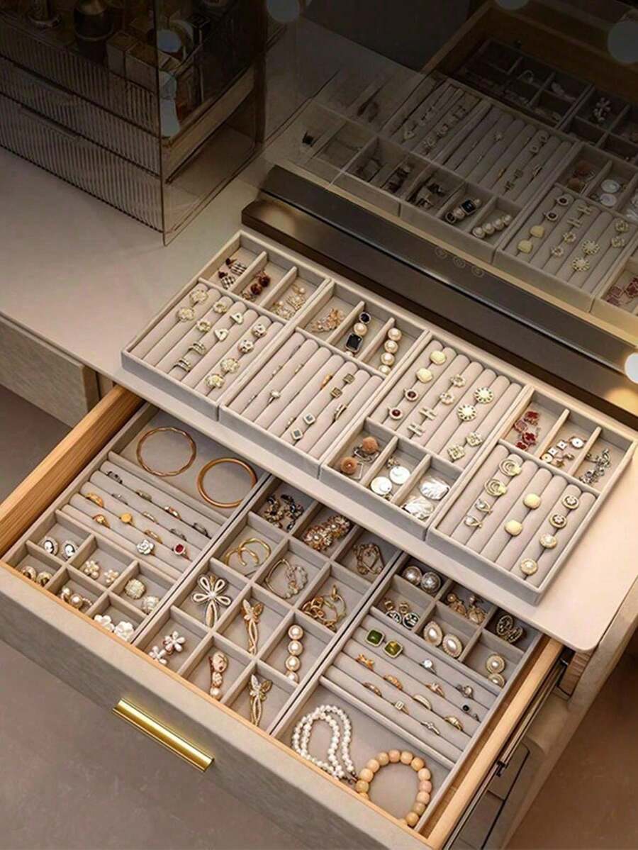 1个灰色天鹅绒首饰托盘,首饰展示和收纳整理盒,可放置耳环、戒指、项链、手镯 - 可堆叠首饰托盘,带独立隔层,首饰盒,女士和女孩的收纳盒,以及戒指;也适合作为伴娘礼物和家居装饰品。 - 彩色 - 查看 1