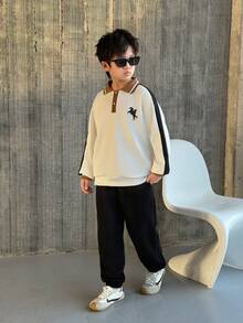 Mirajuku 两件套男童休闲长袖polo衫套装，简约印花设计，搭配束口裤，休闲又不失运动感。适合日常穿着和运动。