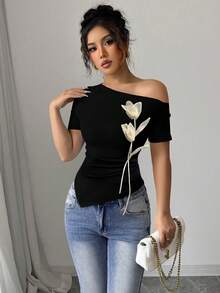 SHEIN Raffinéa Áo thun nữ thời trang thanh lịch với vạt áo bất đối xứng, họa tiết hoa 3D trên vai. - màu đen - Xem 5