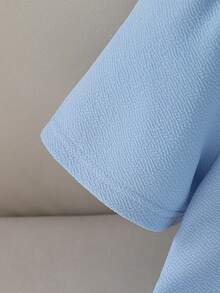 Vestido de una pieza para niña preadolescente de estilo preppy a la moda y casual, de tela de jacquard de punto elástico de color azul con cuello redondo, manga corta, con un lazo de perla blanca contrastante en la parte delantera, dobladillo plisado y mangas abullonadas. Adecuado para salidas diarias, la escuela, vacaciones al aire libre y otras ocasiones, y se puede usar en primavera y verano. - Azul - Ver 7