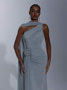 Elitara Đầm maxi dáng suông, màu xám xanh nhạt thanh lịch, chất liệu lưới co giãn cao cấp, thiết kế bất đối xứng vai, xếp ly phía trước, điểm nhấn là những chiếc cúc đính pha lê sang trọng, chân đầm xòe bồng bềnh kiểu đuôi cá, phù hợp cho các buổi hẹn hò, tiệc độc thân, đám cưới và mọi dịp trang trọng. - Xám Xanh - Xem 6