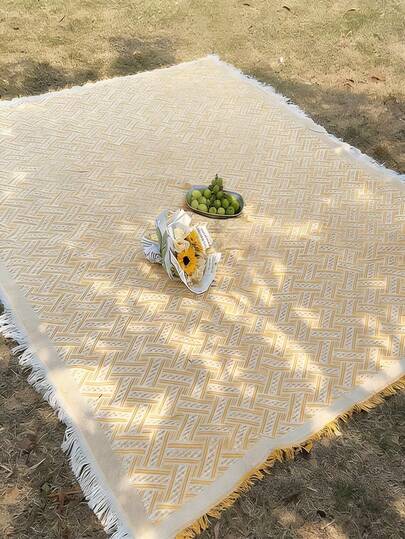 Manta impermeável em formato de T nas cores branca e amarela - Tapete portátil à prova de areia para piquenique e camping, ideal para praia, parque e gramado - Almofada reversível para sofá, acomoda de 1 a 4 adultos, perfeita para encontros com familiares e amigos.