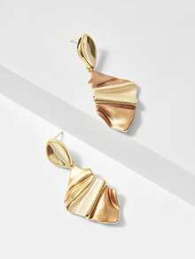 MOTF PREMIUM EXAGGERATED RUCHED METALLIC GEOMETRIC EARRINGS, FASHION MINIMALIST ASYMMETRICAL STUD EARRINGS FOR WOMEN - Gold - View 9