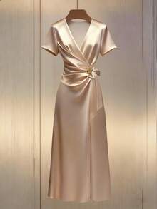 Franclia Đầm chữ A thanh lịch cổ chữ V, khóa kim loại trang trí, thắt eo, vạt bất đối xứng dành cho nữ, chất liệu acetate, dáng ôm sát, phù hợp cho các dịp thường ngày, dự tiệc, mặc hàng ngày, phong cách tối giản, đi làm, hẹn hò, du lịch. Đầm satin duyên dáng, đầm quấn thanh lịch, đầm nữ, đầm lụa màu sâm panh, đầm dự tiệc trên du thuyền, đầm quấn satin, đầm sâm panh thanh lịch, đầm midi nữ, đầm tay ngắn, đầm dự tiệc cocktail, đầm quấn midi nữ, đầm satin midi, đầm cocktail buổi tối. - Màu be - Xem 3