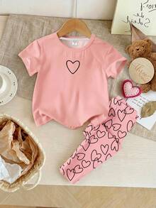 SHEIN 童话粉色，可爱爱心图案印花，少女休闲舒适柔软圆领短袖T恤和打底裤套装，适合春夏日常、居家、度假、街头风、派对、外出等场合，轻松舒适，时尚少女，休闲装，儿童爱心图案服装，春夏服装，时尚夏季，新款，充满情人节氛围