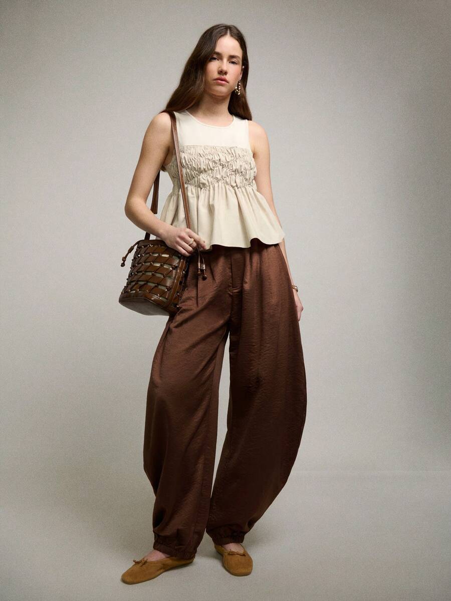 Nöista 这款米色褶皱荷叶边吊带背心兼具时尚与舒适，是打造优雅造型和简约返校装扮的必备单品。非常适合叠穿在开衫或西装外套内，打造商务休闲风；也可作为春夏可爱装扮的点睛之笔。 - 杏色 - 查看 1