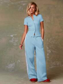 女士蓝色休闲日常通勤纯色罗纹针织单排扣修身T恤，柔软舒适的弹力针织面料，修身版型，蓝色上衣，适合情人节、生日等场合，也可作为外出上衣，浅蓝色上衣 - 淺藍色 - 查看 4