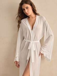 Charlaine Bata larga elegante de satén suave de charmeuse de unicolor con encaje, ropa de dormir cómoda de encaje para damas - Blanco - Ver 4