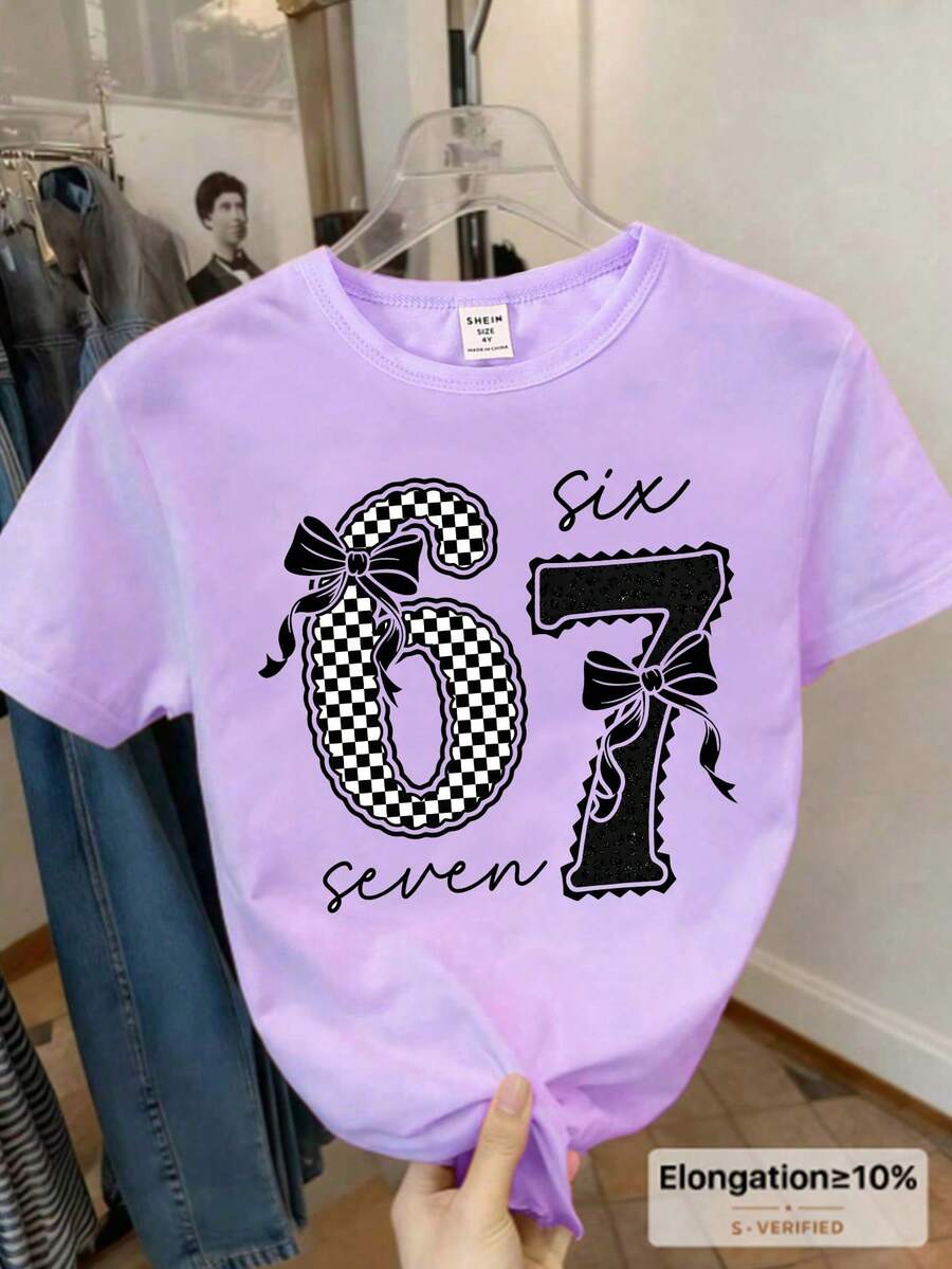 Sparklyn 春夏少女休闲时尚创意个性化清新简约格子图案T恤，饰有数字67、花卉、蝴蝶结装饰和标语印花，舒适百搭，适合春、夏、秋季穿着。这款数字T恤专为少女设计，款式休闲时尚，清新简约。 - 紫色 - 查看 1