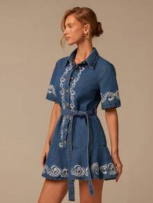 COSMINA Denim 女士翻领花卉刺绣系带牛仔连衣裙，时尚百搭，适合约会和外出穿着 - 中等水洗藍 - 查看 5
