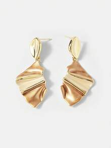 MOTF PREMIUM EXAGGERATED RUCHED METALLIC GEOMETRIC EARRINGS, FASHION MINIMALIST ASYMMETRICAL STUD EARRINGS FOR WOMEN - Gold - View 2