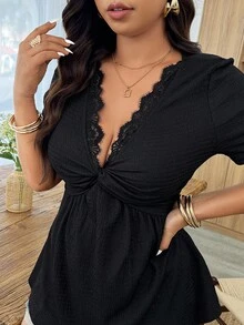 Weeklong 黑色加大码短袖针织T恤 - 镂空刺绣蕾丝拼接扭结细节，时尚优雅，适合休闲穿着（春夏） - 黑色 - 查看 1