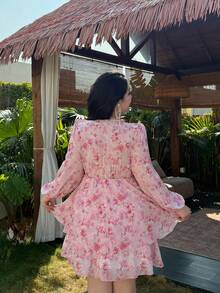 Vibekara Vestido longo plus size feminino vintage elegante francês romântico com decote em V, laço nas costas, estampa floral, chiffon, camadas de babados na barra e modelagem evasê. Ideal para casamentos, volta às aulas, festivais de música, férias, primavera e verão. - Multicolorido - Ver 3