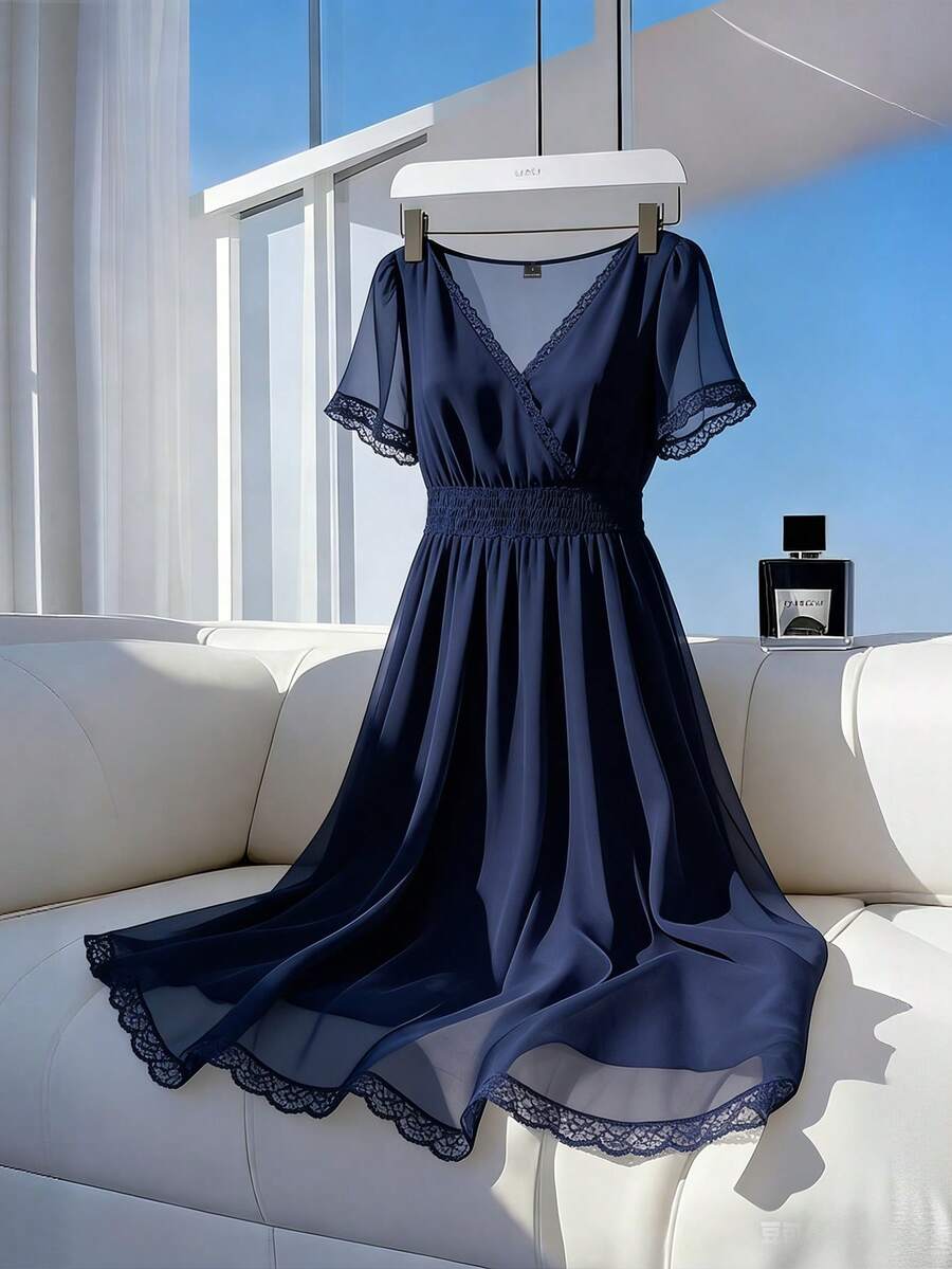 SHEIN Franclia 藏蓝色V领蕾丝拼接雪纺连衣裙，短袖，腰部褶皱，修身剪裁，中长款，温柔优雅仙女风连衣裙 - 藏蓝色 - 查看 1