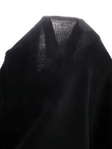 SHEIN 这款适合10-14岁女孩的连衣裙，采用撞色设计，搭配优雅的蝴蝶结和收腰设计，时尚百搭，适合注重品质、追求优雅独特风格的女性，是秋冬新品中的亮点之选。米色珍珠纽扣蝴蝶结拼接连衣裙，时尚、优雅、舒适，适合派对和户外活动穿着，春、夏、秋季皆宜。 - 黑色 - 查看 5